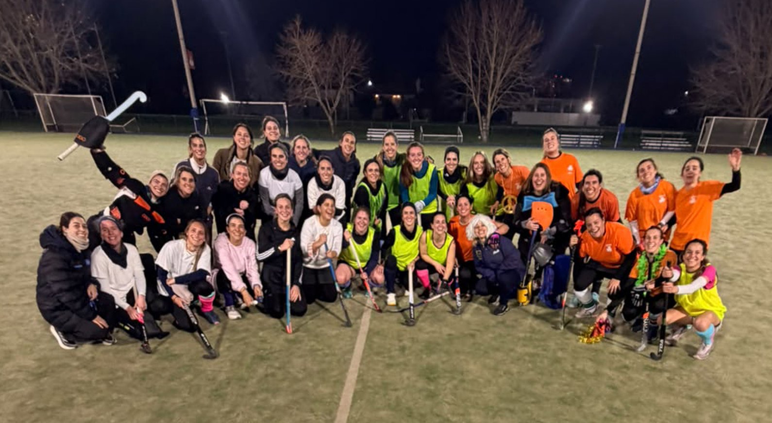 El plantel de jugadoras reunido en la cancha al terminar la jornada