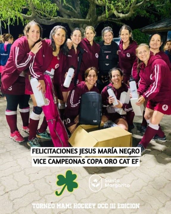 Equipo de jugadoras celebrando al final de una jornada del torneo
